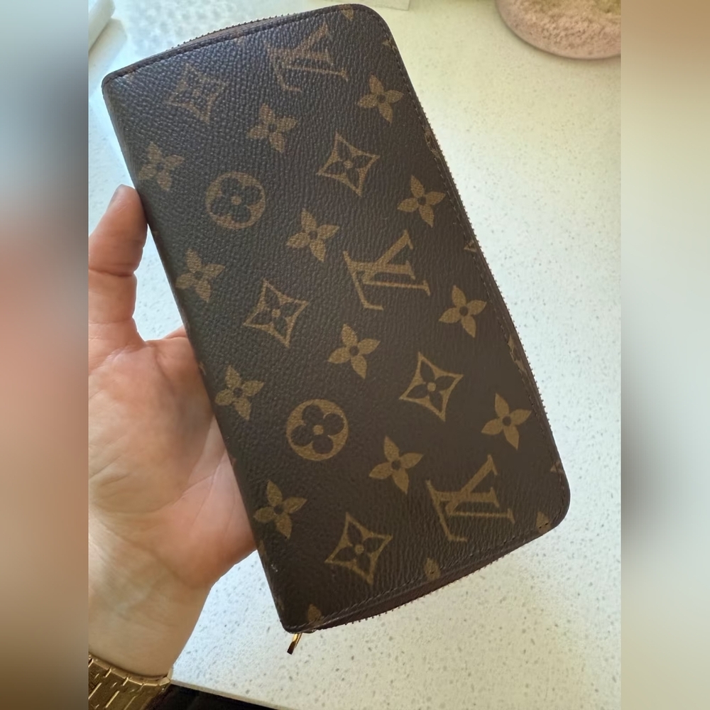 Louis Vuitton Monogram Zippy Wallet